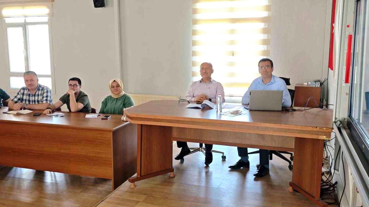 Sarıgöl'de LGS sınavı öncesi hazırlıklar tamamlandı, öğrenciler sınava girecek.