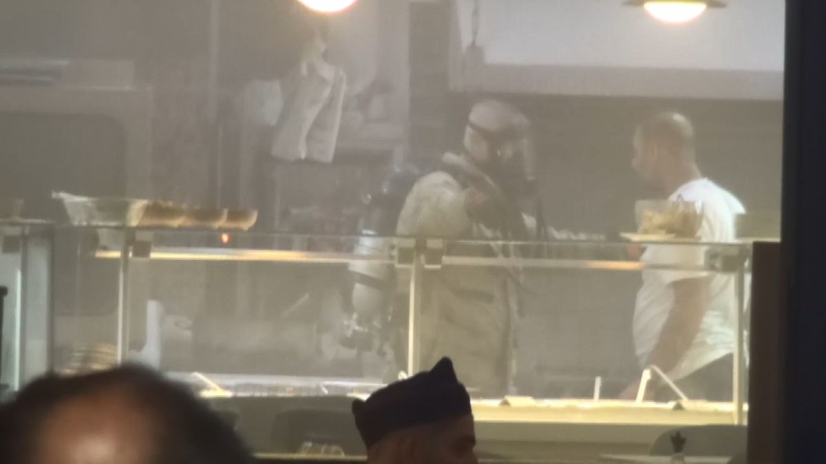 Silivri'de restoranda çıkan yangında 5 kişi dumand