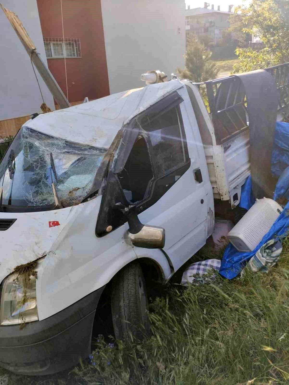 Sivas'ta kontrolden çıkan kamyonet duvara çarptı: 4 yaralı