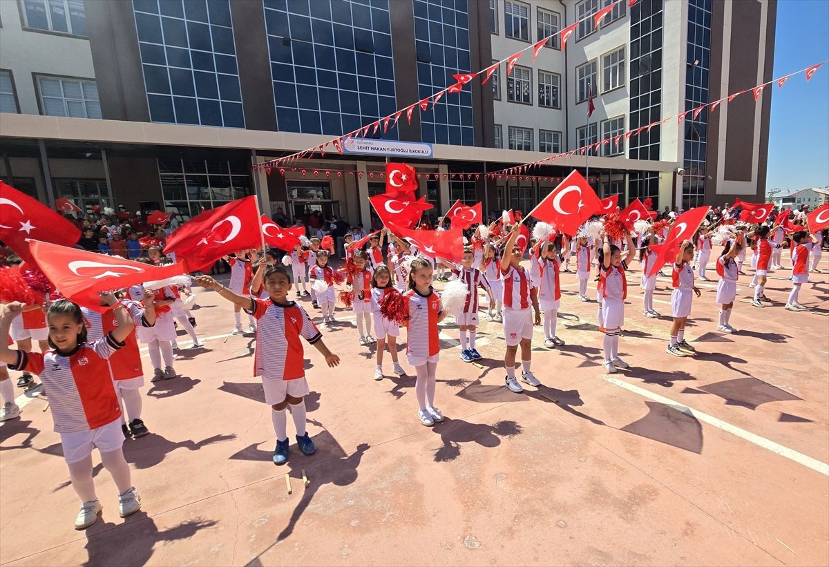 Minik öğrencilerden Milli Takım'a destek klibi