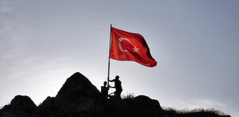 Sivas'ta yıpranan Türk bayrağı 2 saatlik tırmanışın ardından değiştirildi