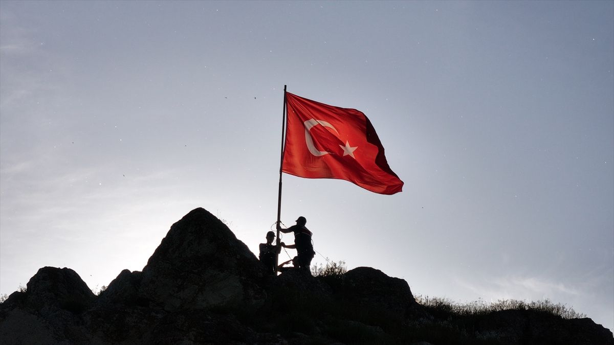 Sivas'ta yıpranan Türk bayrağı 2 saatlik tırmanışın ardından değiştirildi