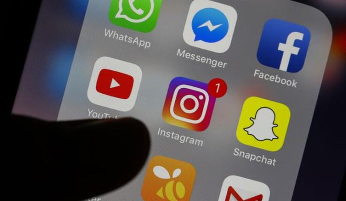 Instagram ve Facebook logosu üzerinde erişim sorununu belirten uyarı işareti