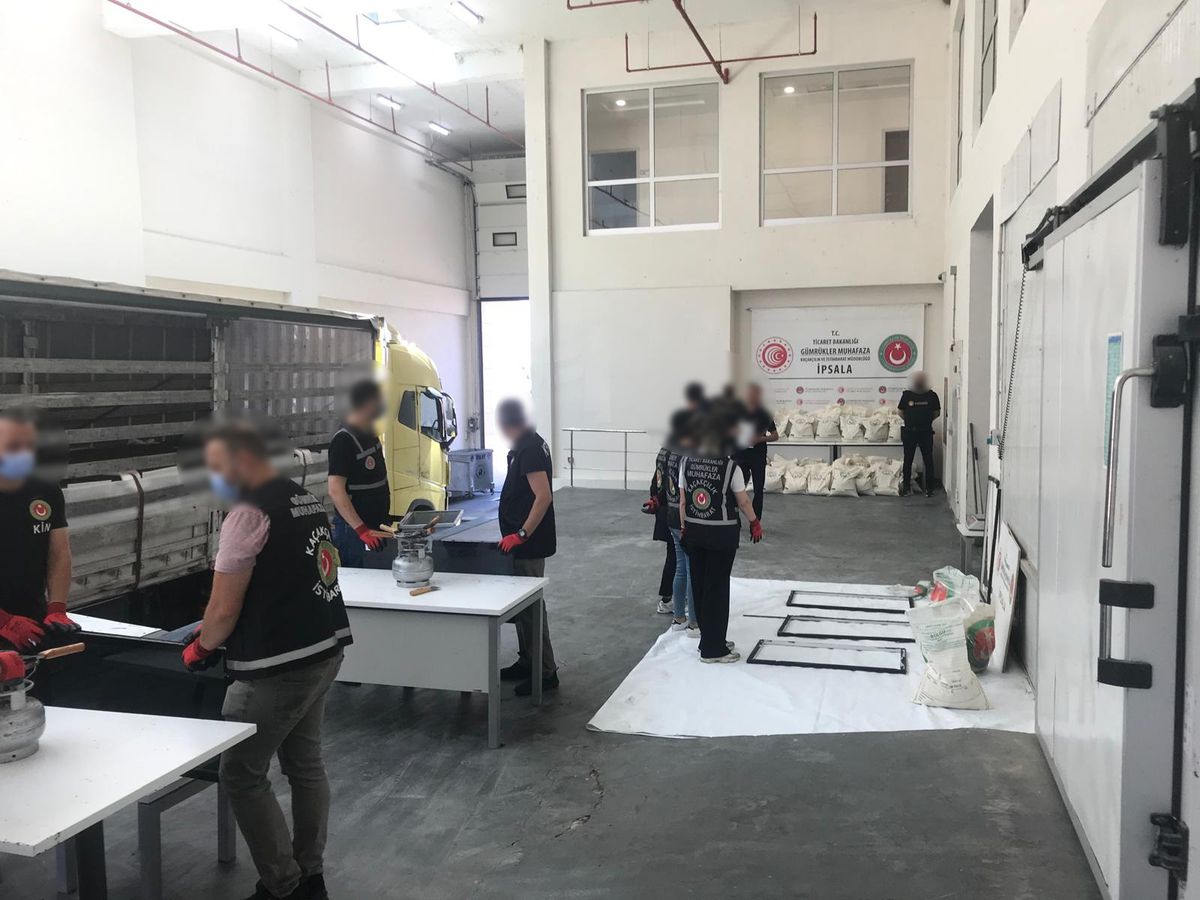 Ticaret Bakanlığı: İpsala'da piyasa değeri 3 milyar TL olan uyuşturucu ele geçirildi