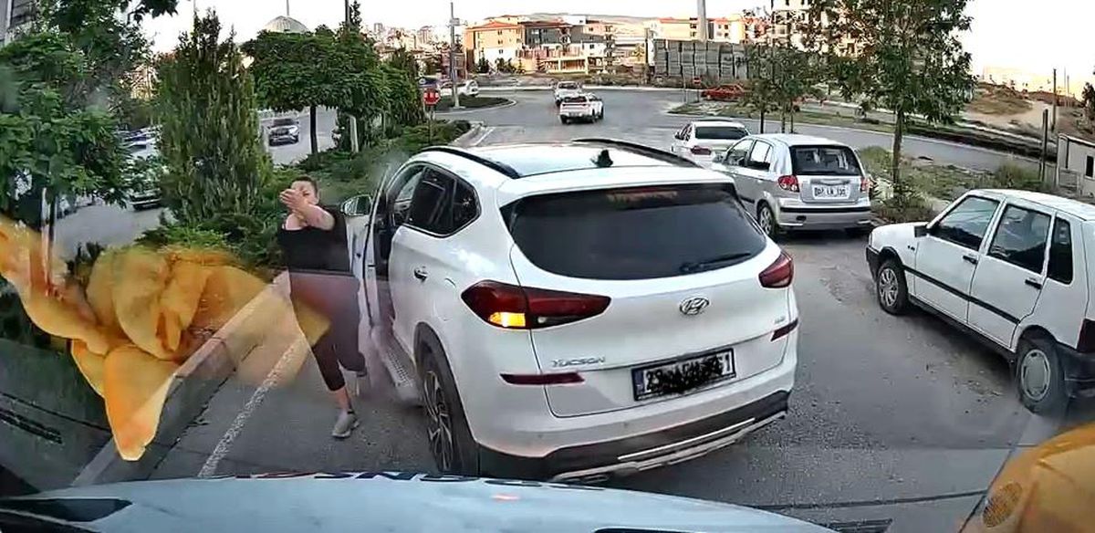 Trafikte yol kesip tepki gösteren sürücü kamerada