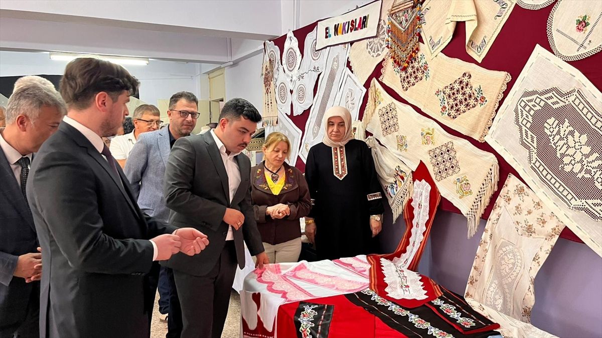 Türkeli'de Halk Eğitim Merkezi kursiyerlerince yıl sonu sergisi açıldı