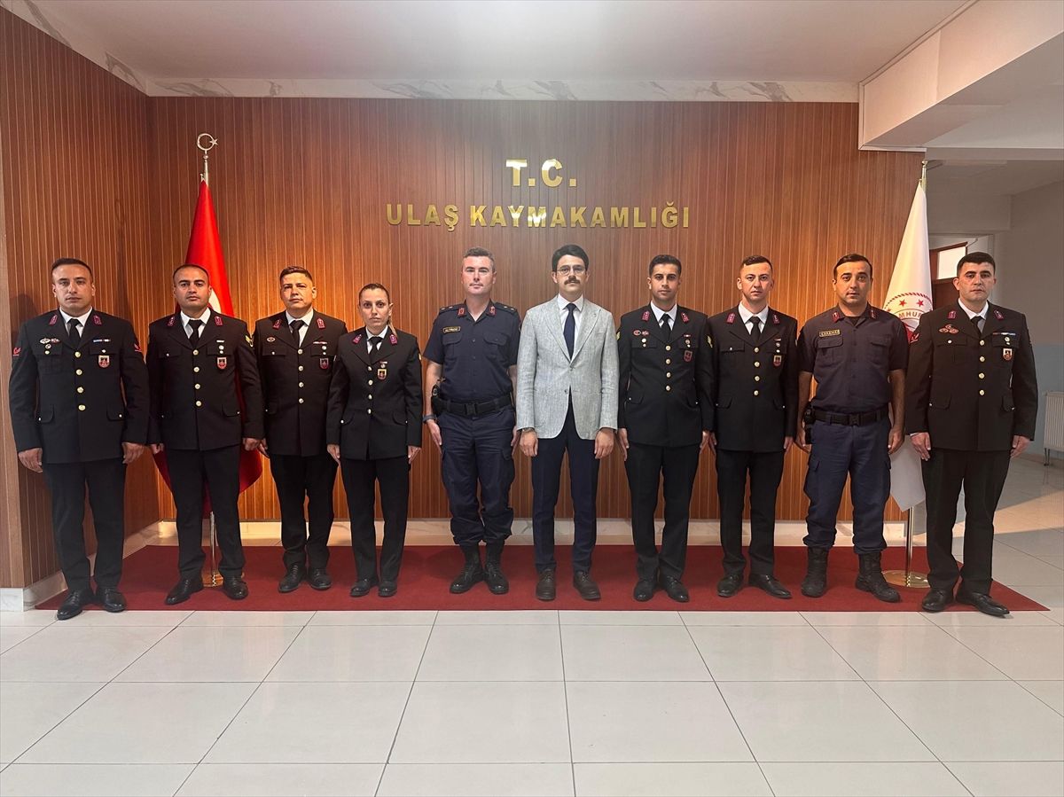 Ulaş'ta jandarma komutanı ve beraberindekiler, Kaymakam Eskimez'i ziyaret etti