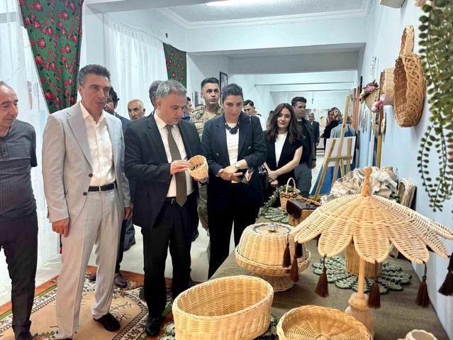 Üzümlü'de Halk Eğitim kursiyerlerinin el emeği ese