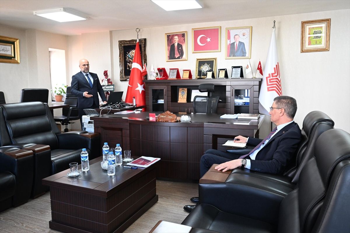 Erzurum Valisi Aydın Baruş, Vakıflar Bölge Müdürlüğü'nü ziyaret ediyor.