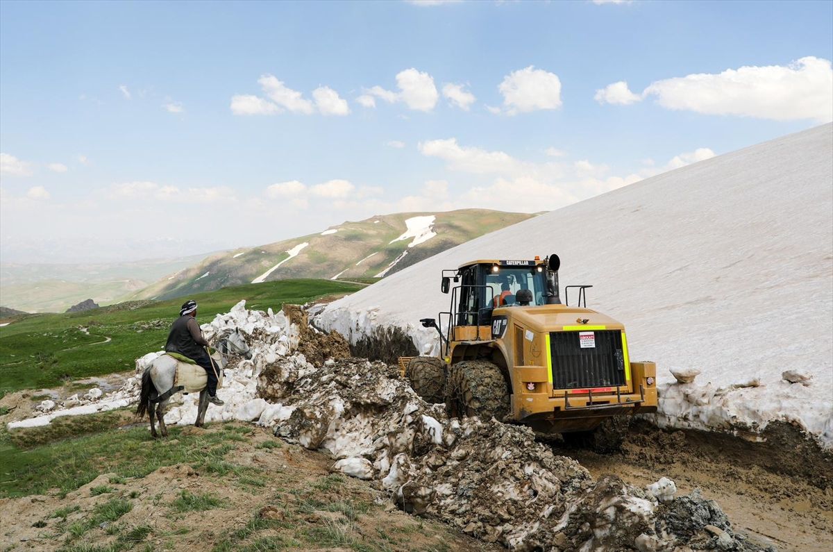 Van'ın Gürpınar ilçesinde karla mücadele ekiplerinin yayla yollarını açma çalışması.