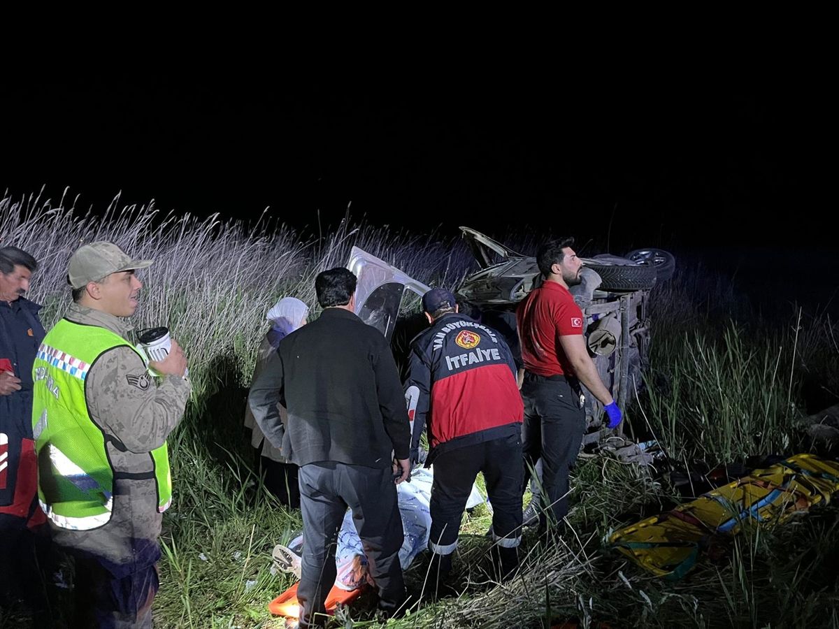 Van'da şarampole devrilen hafif ticari araçtaki 6 kişi yaralandı