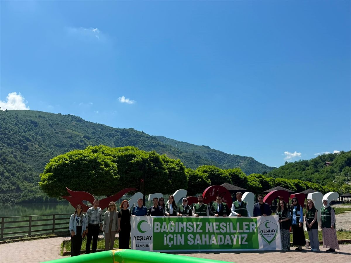Yeşilay Ayvacık'ta bağımlılıkla mücadele kapsamında bilgilendirme yaptı