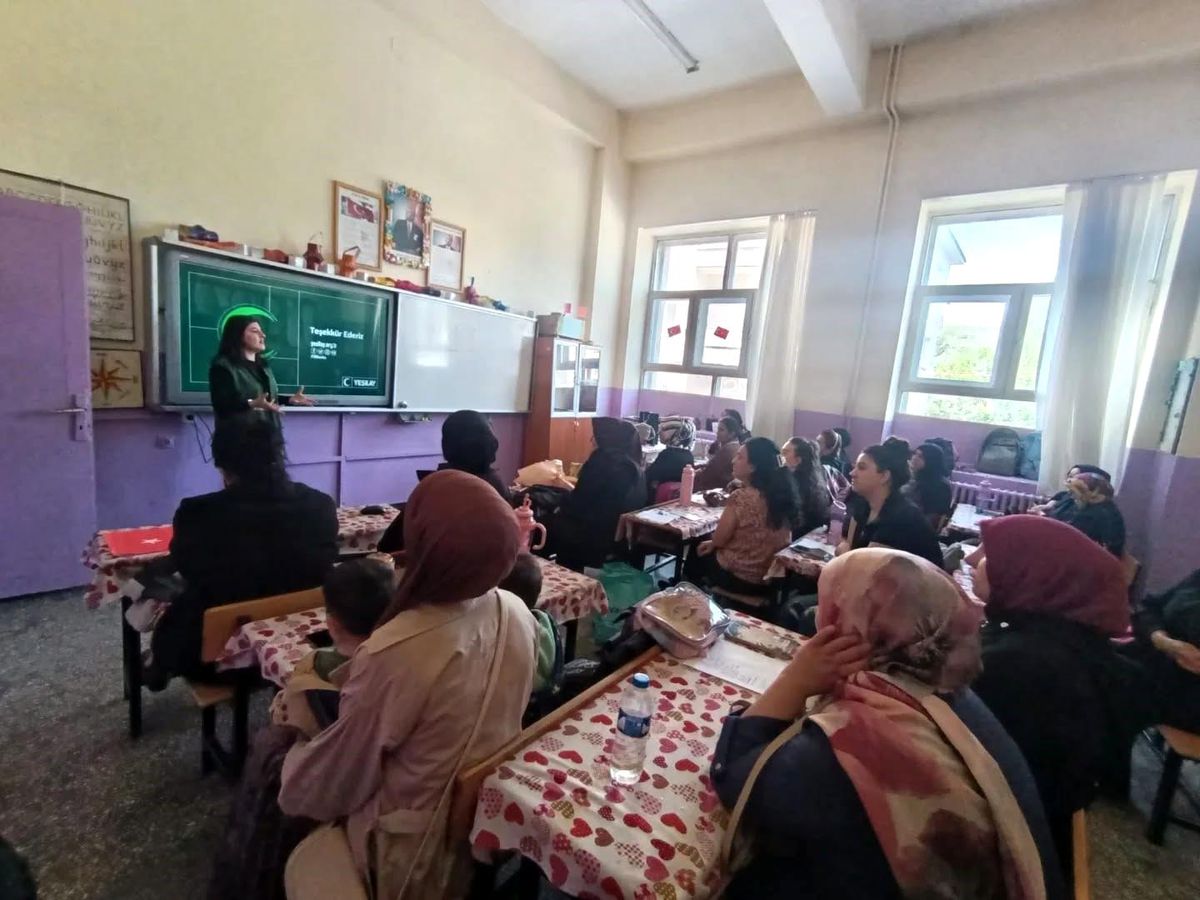 Yeşilay Kars'tan velilere bağımlılıkla mücadele eğitimi