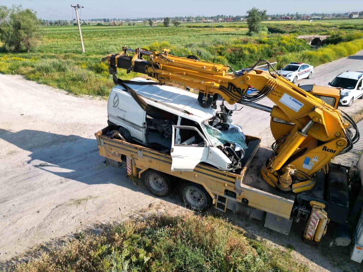 Yolcu treni hemzemin geçitte sıkışan kamyoneti yaklaşık 200 