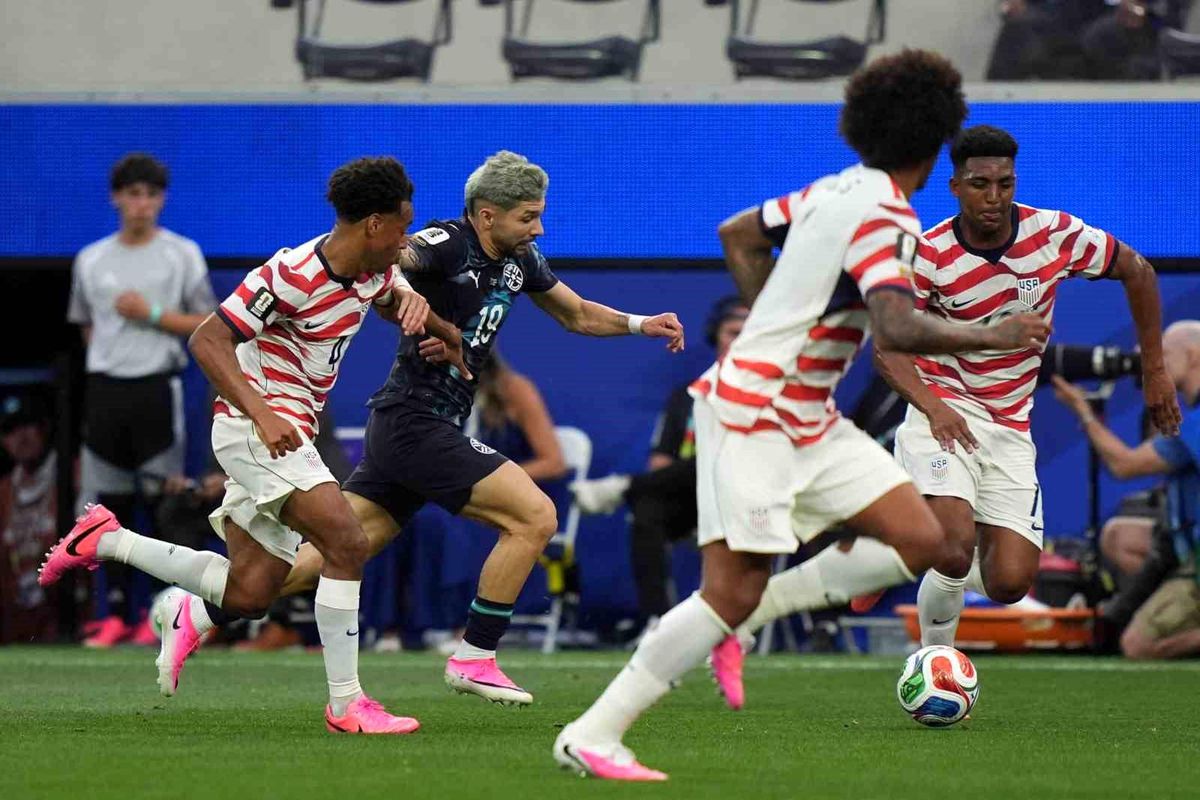 ABD ve Paraguay milli futbol takımları oyuncuları sahada