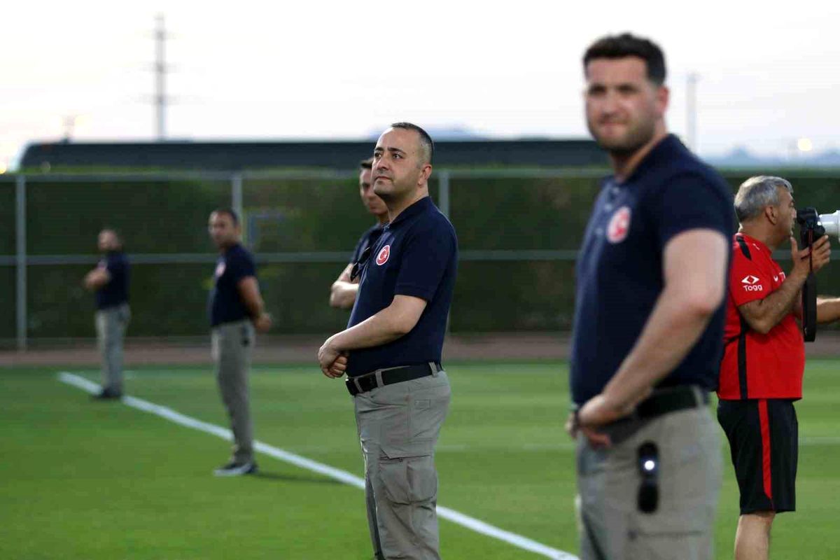 A Milli Futbol Takımı oyuncuları antrenmanda