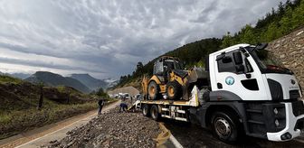 Adana'da heyelan nedeniyle kapanan Feke-Kozan kara yolu ekiplerce açıldı