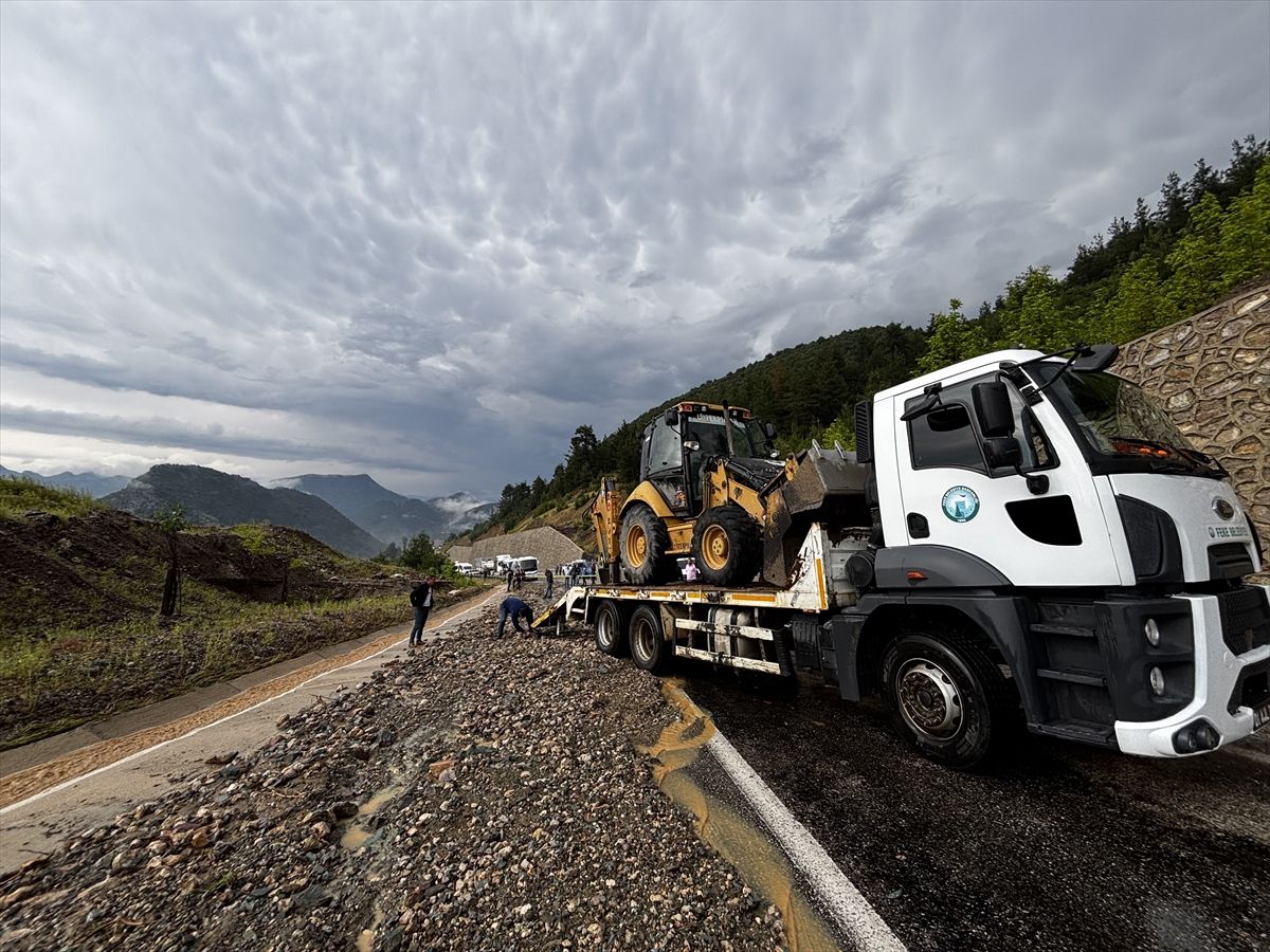 Adana'da heyelan nedeniyle kapanan Feke-Kozan kara yolu ekiplerce açıldı