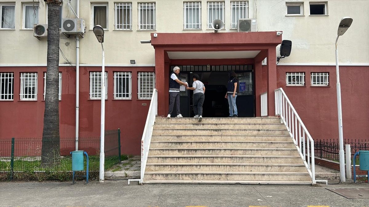 LGS sınavına giren öğrenciler okul bahçesinde
