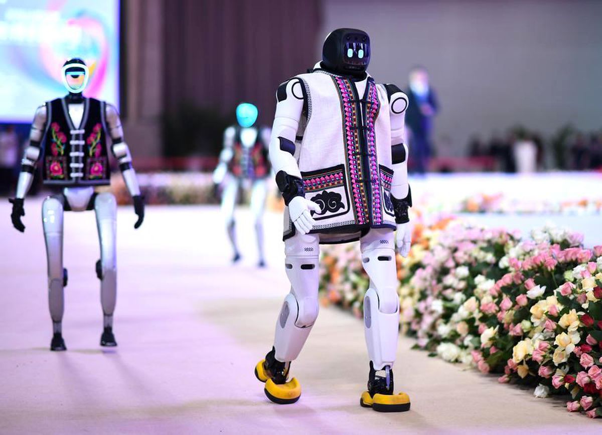 Albüm: Çin'de Robotlar, Geleneksel Kıyafetlerin Sergilendiği Moda Haftasında Podyumda Boy Gösterdi