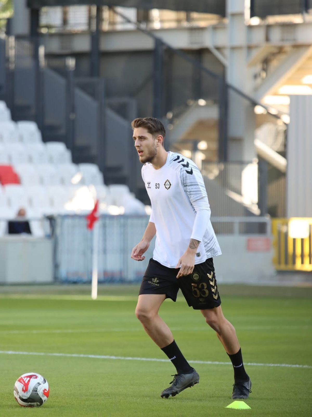 Altay futbol takımından genç stoper Hikmet Çolak'ın sözleşmesini feshettiğine dair haber.