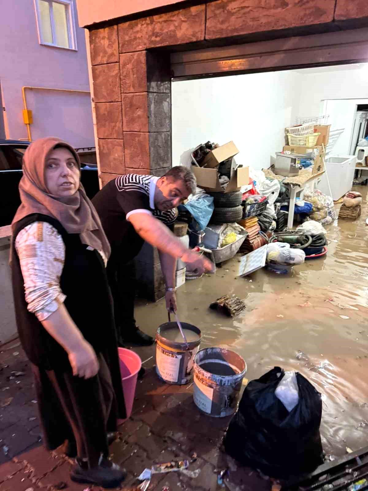 Kırşehir'de sel sonrası hasar gören bir bölgeyi gezen Anahtar Parti İl Başkanı Cemal Kaya.