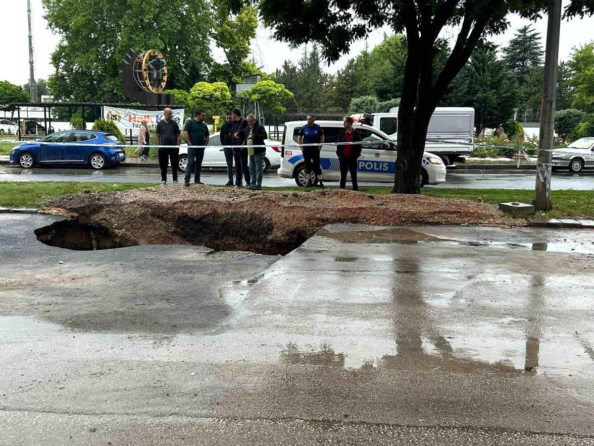 Ankara'da sağanak sonrası yolda çökme meydana geldi