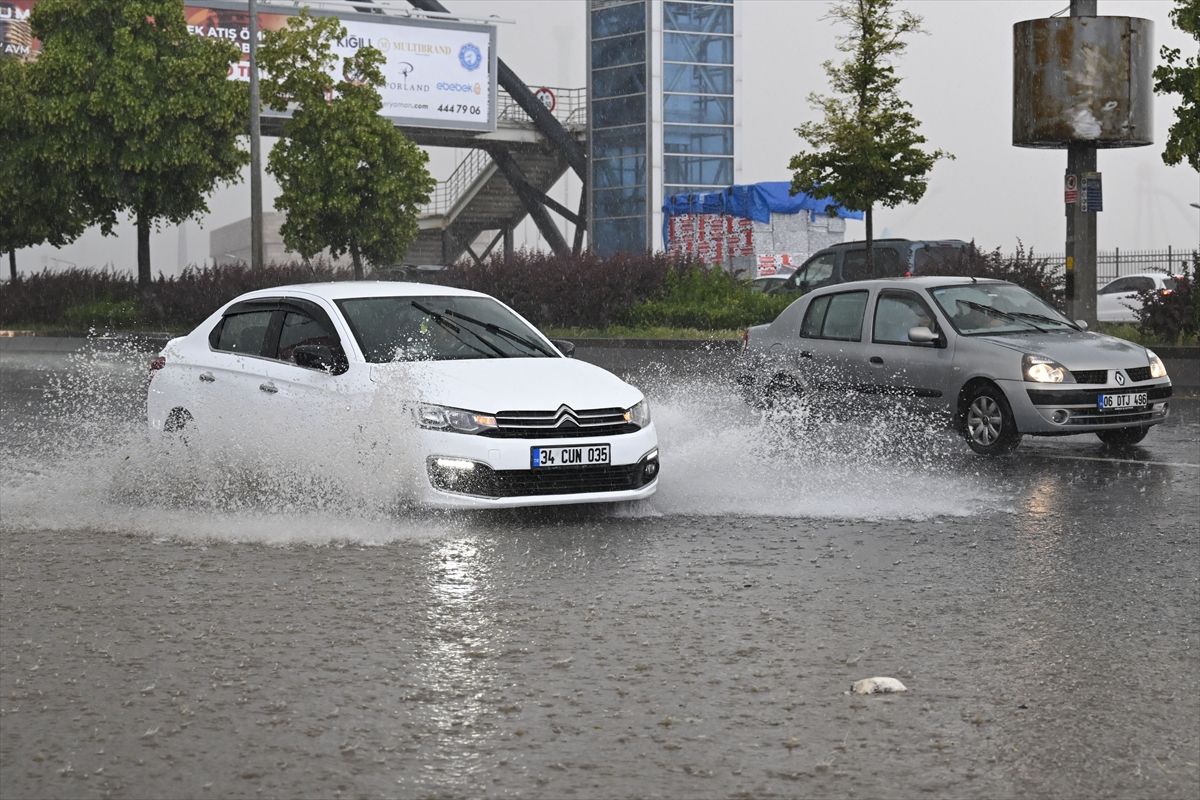 Ankara'da sağanak ve dolu yağışı sonrası sular altında kalan cadde ve araçlar.