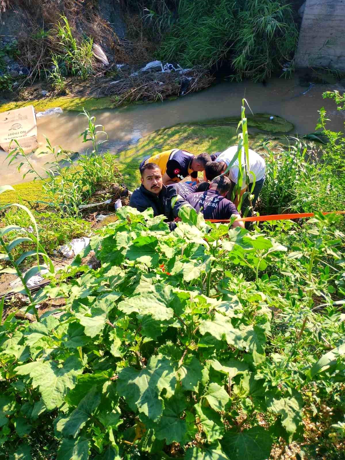 Hatay'da dereye uçan motosiklet ve kurtarma çalışmaları