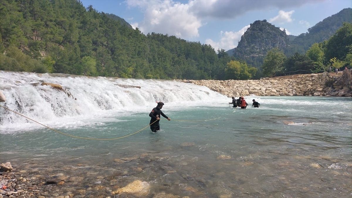 Antalya'da çayda akıntıya kapılan kişi kayboldu