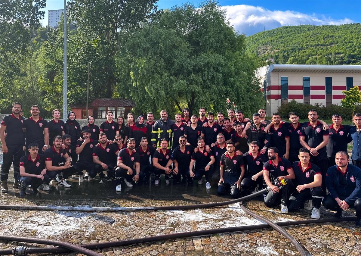 Artvin'de itfaiyeci adayı öğrenciler mezuniyet sevincini tazyikli suyla ıslanarak yaşadı