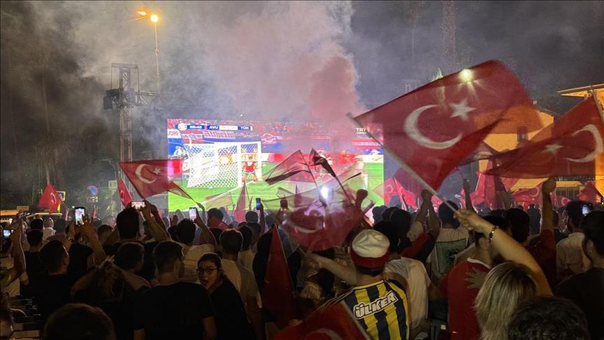 A Milli Futbol Takımı'nın Avustralya ile oynayacağı maçın dev ekranda izlenmesi için hazırlanan organizasyonlar