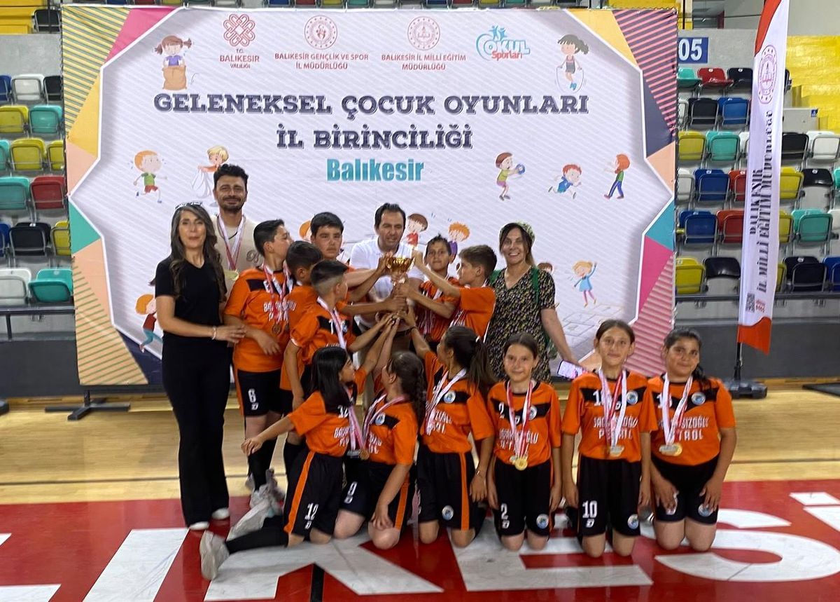 Ayvalık'ın Çakmak Köyü'nden Büyük Başarı: Geleneksel Çocuk Oyunları'nda İl Şampiyonu Oldular