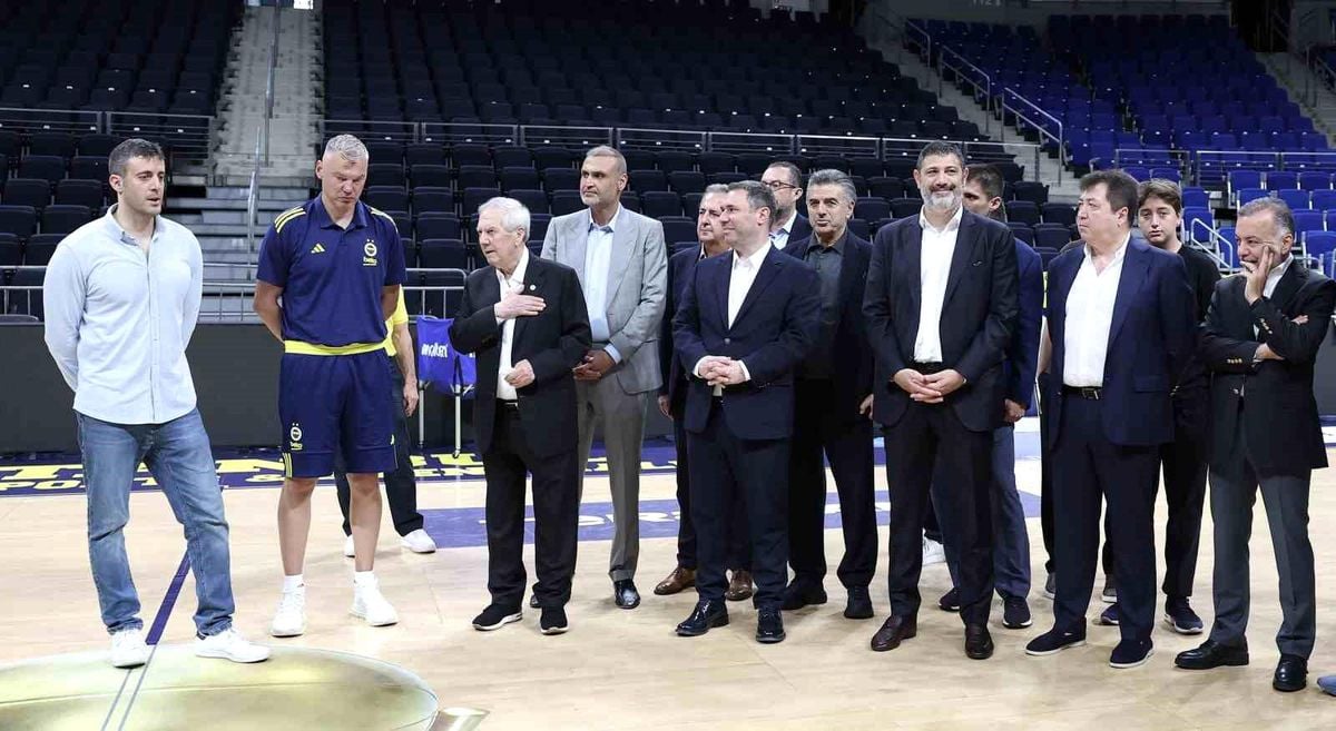 Fenerbahçe Başkanı Aziz Yıldırım, antrenman sırasında basketbol takımına destek veriyor.