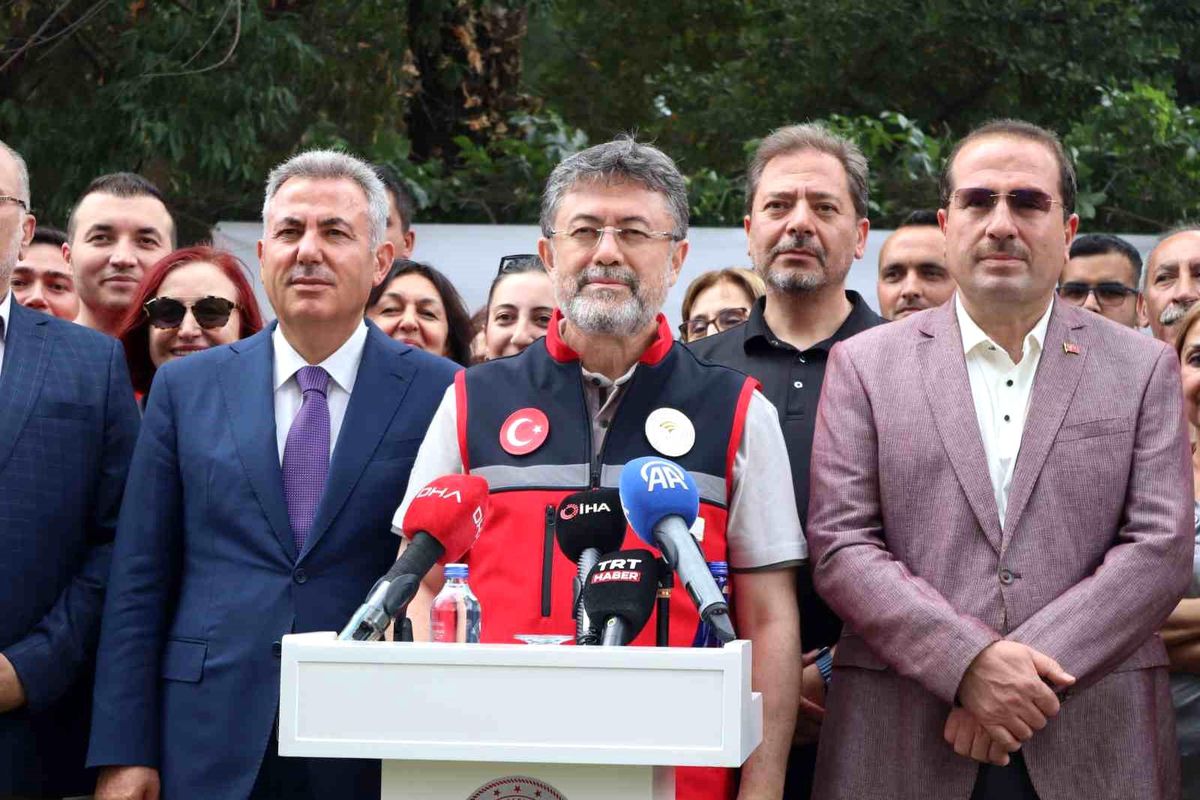 Tarım ve Orman Bakanı İbrahim Yumaklı'nın İzmir'deki Biyoteknik Mücadele Araştırma Merkezi açılışından bir görüntü.