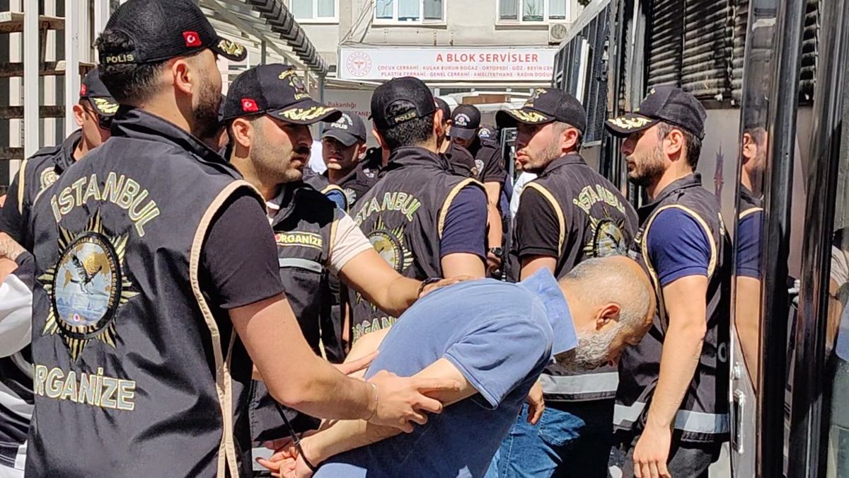 Polis ekiplerinin operasyon düzenlediği bir bina