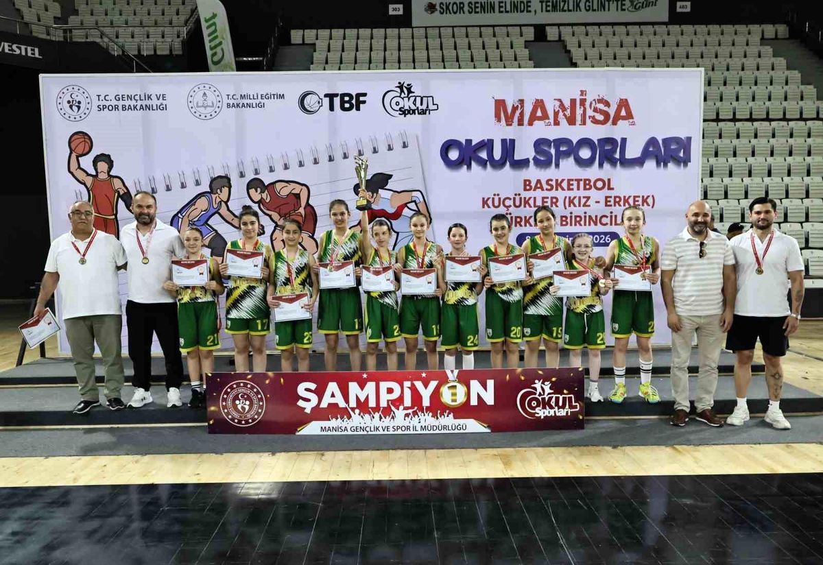 Okul Sporları Küçük Kızlar ve Küçük Erkekler Basketbol Türkiye Birinciliği şampiyonları kupa kaldırıyor.