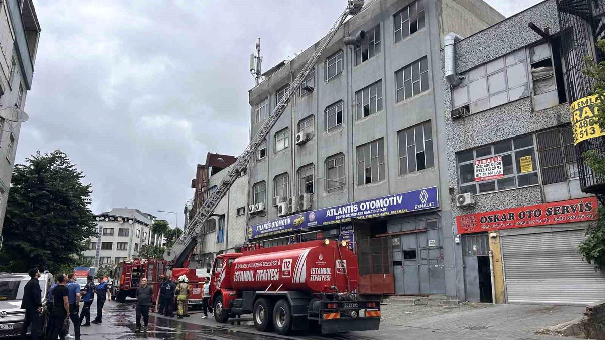 Bayrampaşa'da plastik eşya üretim atölyesinde yangın paniği