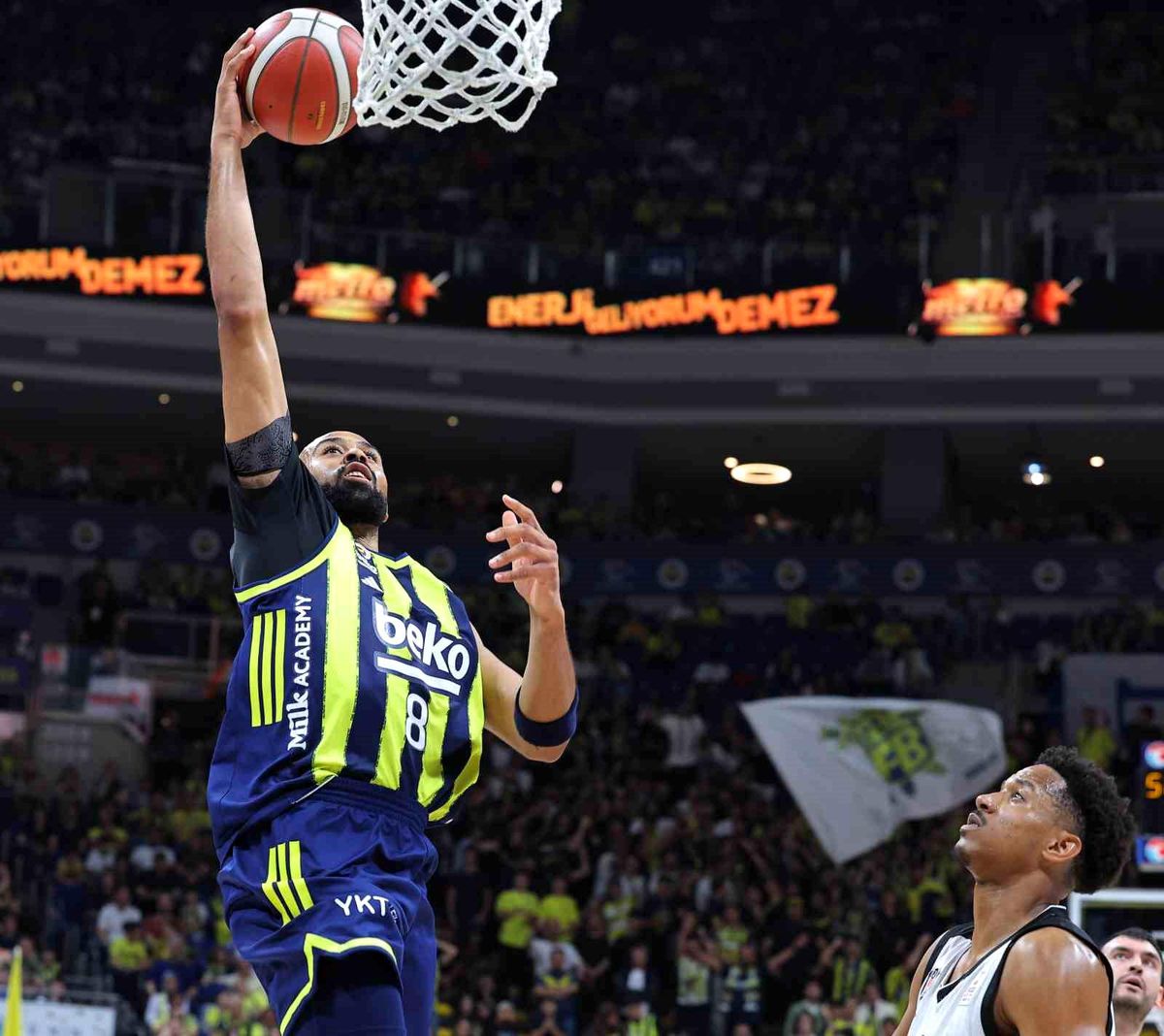 Beşiktaşlı basketbolcuların Fenerbahçe'ye karşı kazandığı maç sonrası sevinci