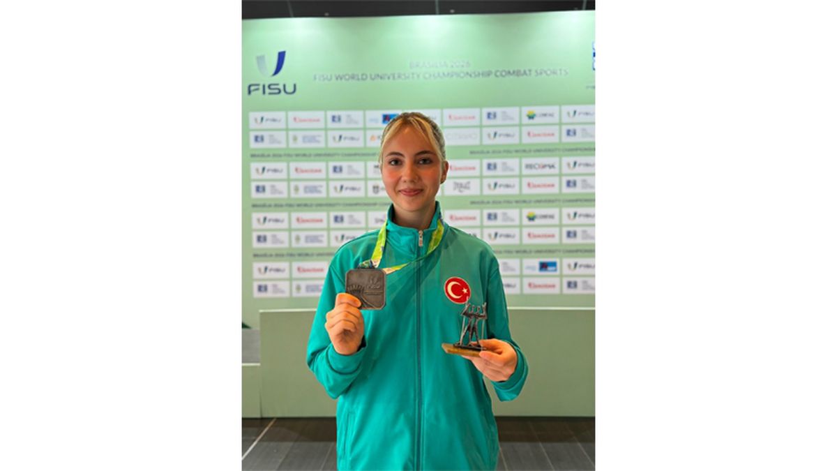 Milli sporcu Elif Naz Kara'nın madalya töreninden bir görüntüsü.