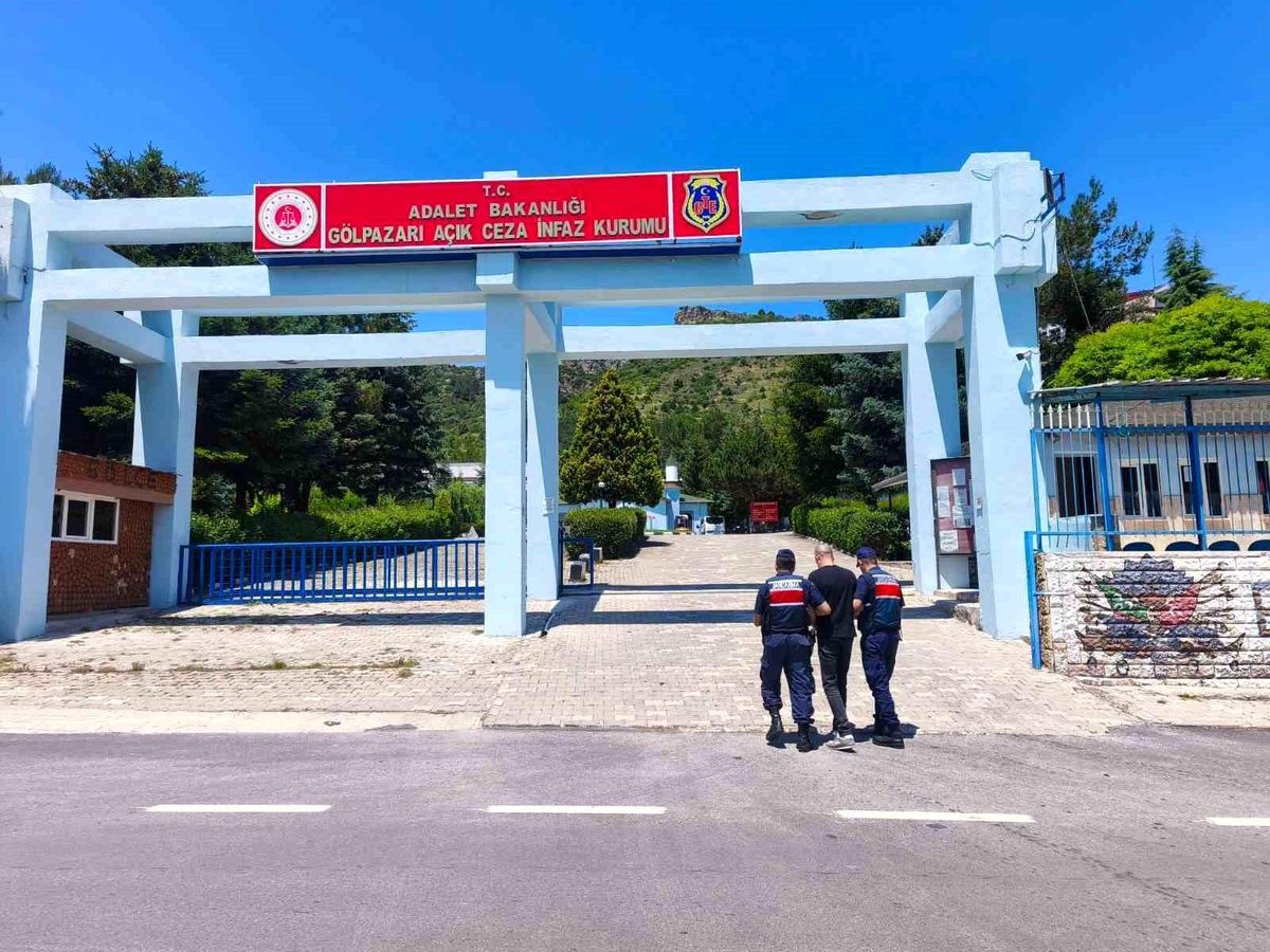 Bilecik'te 'Hakaret' suçundan aranan şahıs yakalanarak, cezaevine teslim edildi