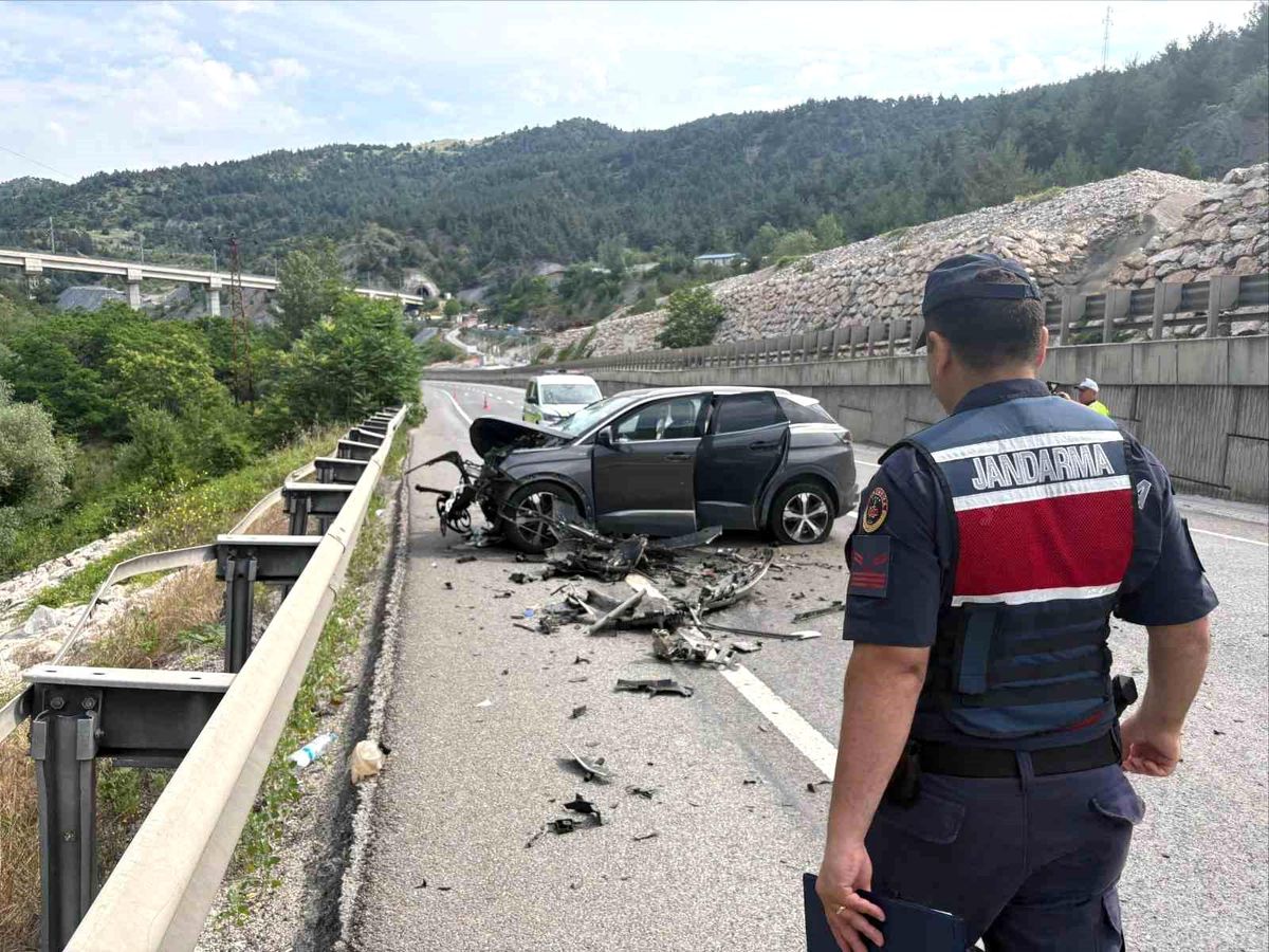 Bilecik'te otomobil tıra arkadan çarptı: 2 yaralı