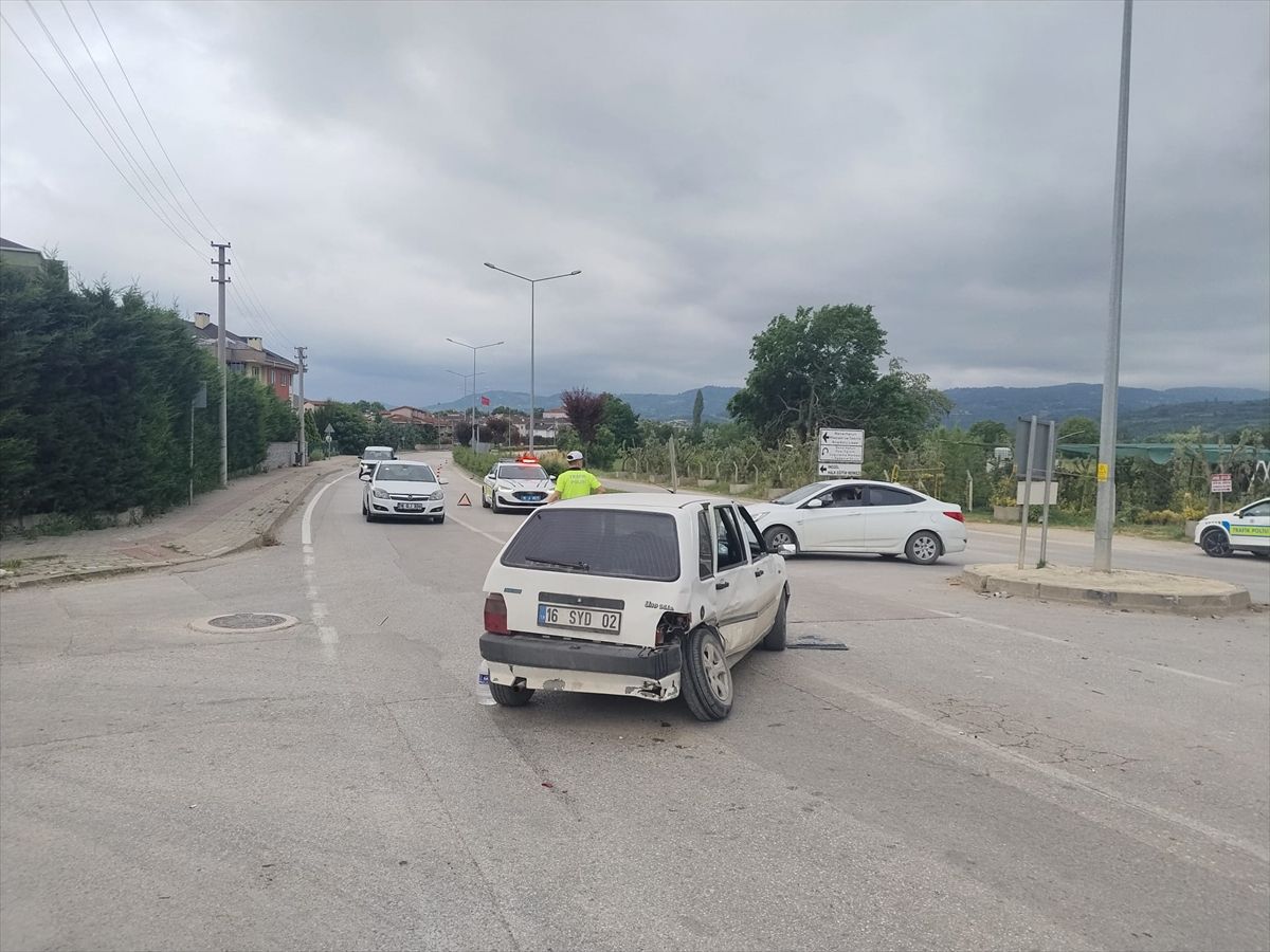 İnegöl'de meydana gelen trafik kazasında yaralananlara müdahale ediliyor.