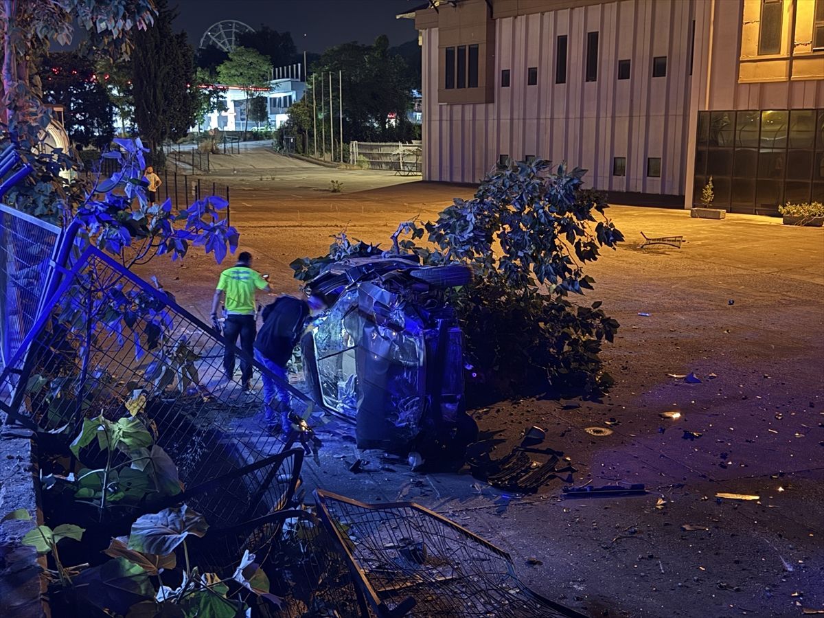 Bursa'da iki otomobilin çarpışması sonucu meydana gelen trafik kazası