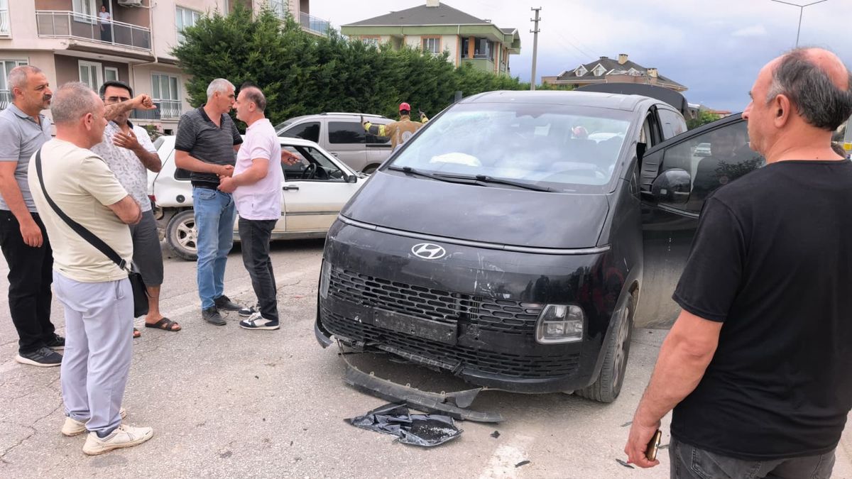 İnegöl'de meydana gelen trafik kazasında hurdaya dönen araçlar ve sağlık ekiplerinin yaralılara müdahalesi.