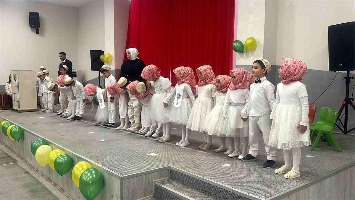 Çavdarhisar'da 4-6 Yaş Kur'an Kursu öğrencilerinden yılsonu gösterisi