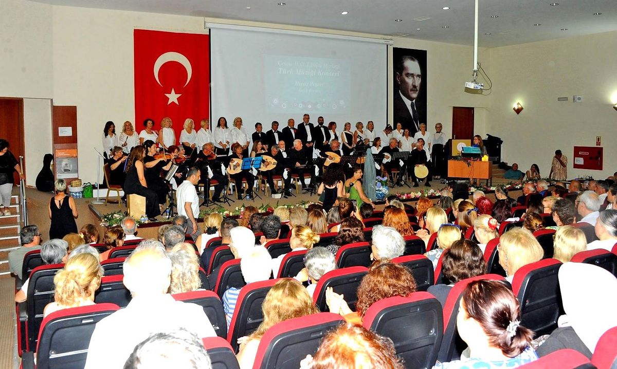 Çeşme Halk Eğitim Merkezi yıl sonu konserinde kursiyerler sahne alıyor.
