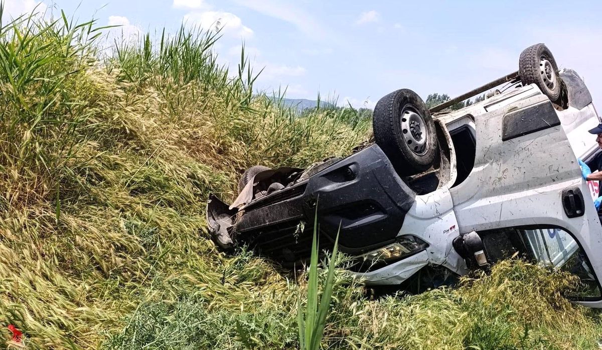Denizli'nin Baklan ilçesinde kaza yapan kargo aracı