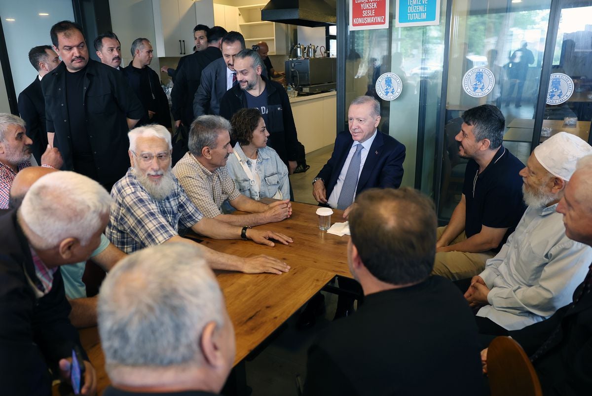 Cumhurbaşkanı Recep Tayyip Erdoğan, Beyoğlu'ndaki Erzurum Vakfı'nı ziyaret ediyor.