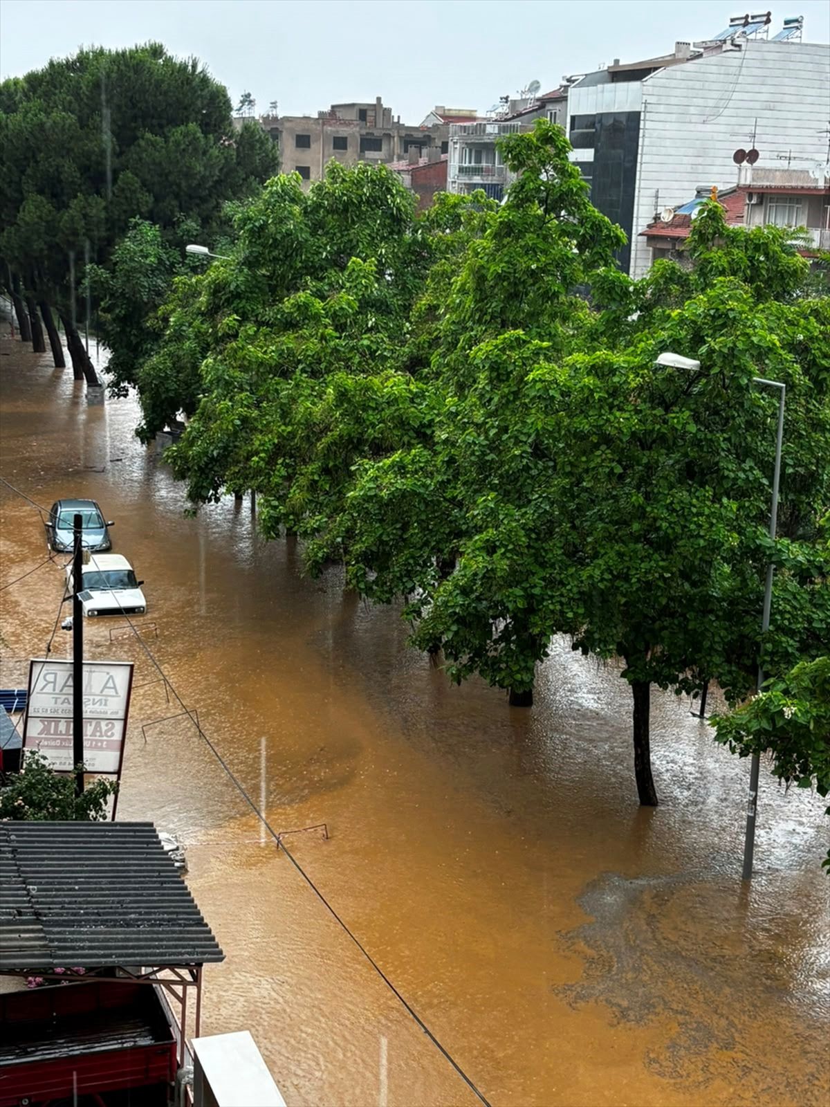 Denizli ve Manisa'da şiddetli sağanak sonrası sular altında kalan yollar ve binalar.